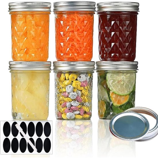 Set van zes glazen potten, gevuld met inhoud zoals wortel, jam en snoepjes.