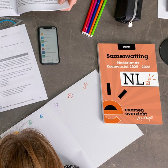 Oranje boek met 'Samenvatting Nederlands Examenstof 2025-2026' en 'NL' op de voorkant, liggend op een bureau tussen schoolspullen.