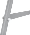 Close-up van een grijze metalen zwembadladder met een witte plastic dop op de schroef.