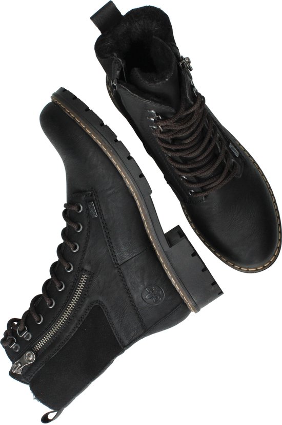 Paar zwarte Rieker veterboots met veters en ritsen, vanuit de lucht bekeken.
