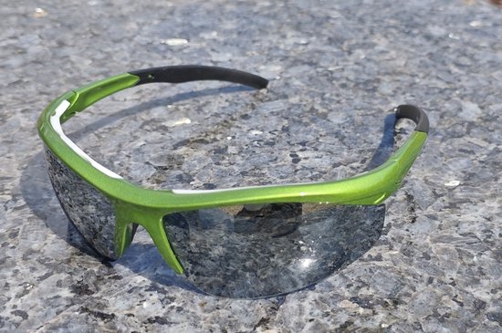 WK Premium TR90 Sport Zonnebril - Metallic Groene TR90 Frame met Zachte Neus- & Oorpads - Gepolariseerde TAC UV400 Lenzen met Zilveren REVO Coating - Comfort & Stijl voor Onderweg van WK Premium — afbeelding 3