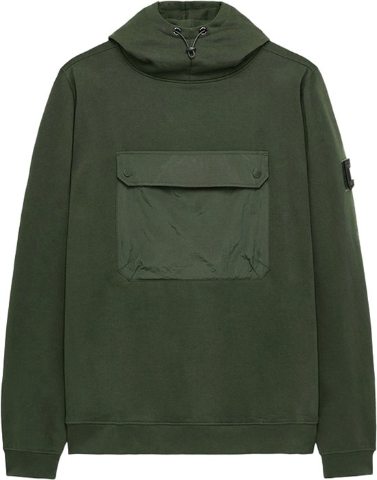 Donkergroene sweater met capuchon en opgestikte borstzak met klep. Een patch op de linkermouw.