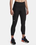 Model in zwarte capri-legging met wit Under Armour-logo.