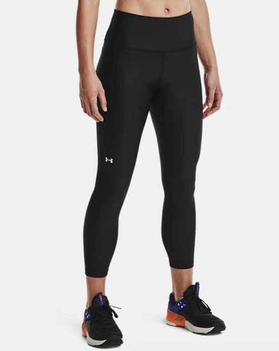 Model in zwarte capri-legging met wit Under Armour-logo.