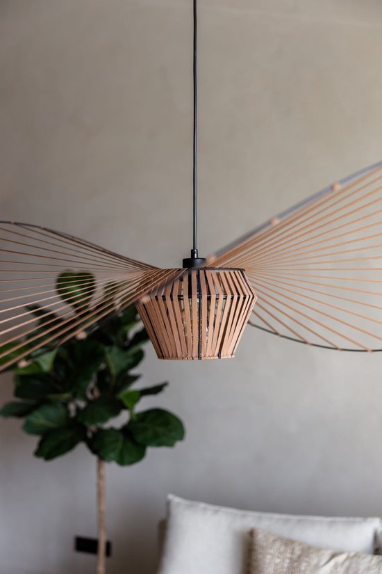 Middenstuk van een koperbruine hanglamp met rotan mandje.
