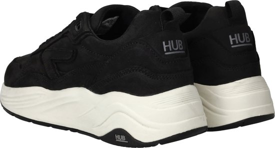 Zwarte HUB sneakers met witte zolen en HUB logo's op de achterkant.
