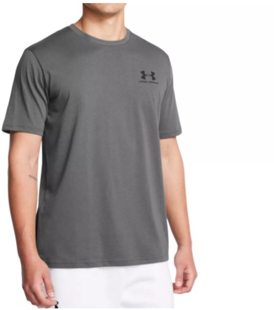 Man in grijs Under Armour sportshirt, voorkant, met logo op de borst.