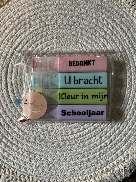 Vier zachte markeerstiften in pastel roze, groen, cyaan en paars, met tekst en een rond kaartje.