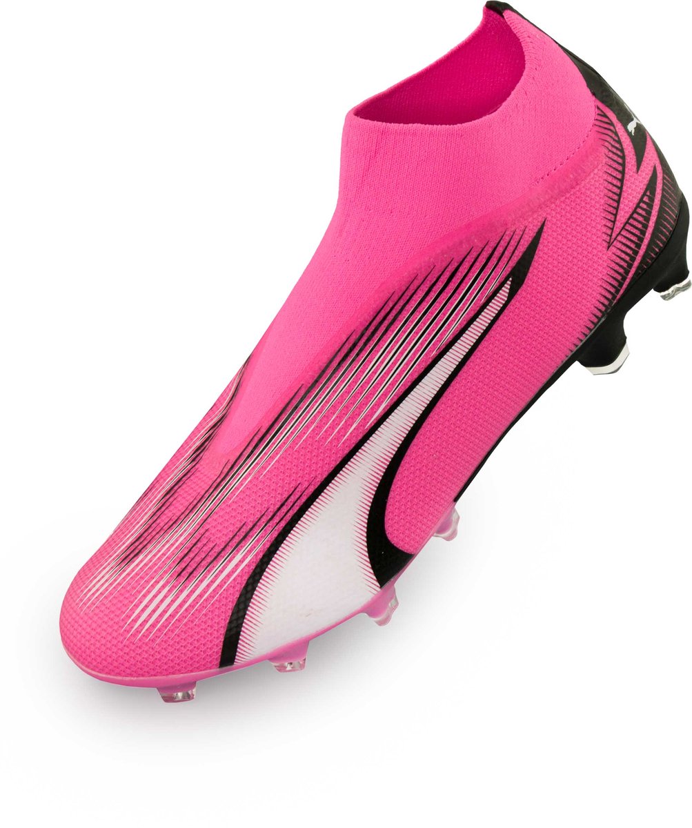 PUMA Ultra Match+ LL FG/AG voetbalschoenen in Poison Pink met laceless ontwerp, geschikt voor kunstgras en natuurgras.