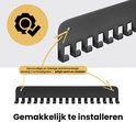 Detail van een zwarte medaillehouder met 17 haken. "Gemakkelijk te installeren."