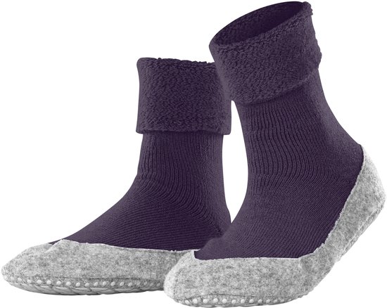 Donkerpaarse pantoffelsokken met omslagboord en grijze pantoffel met noppen.