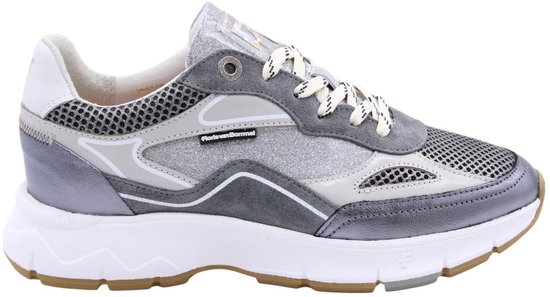 Grijze sneaker van Floris van Bommel met zilverkleurige glitter, suède en mesh details.