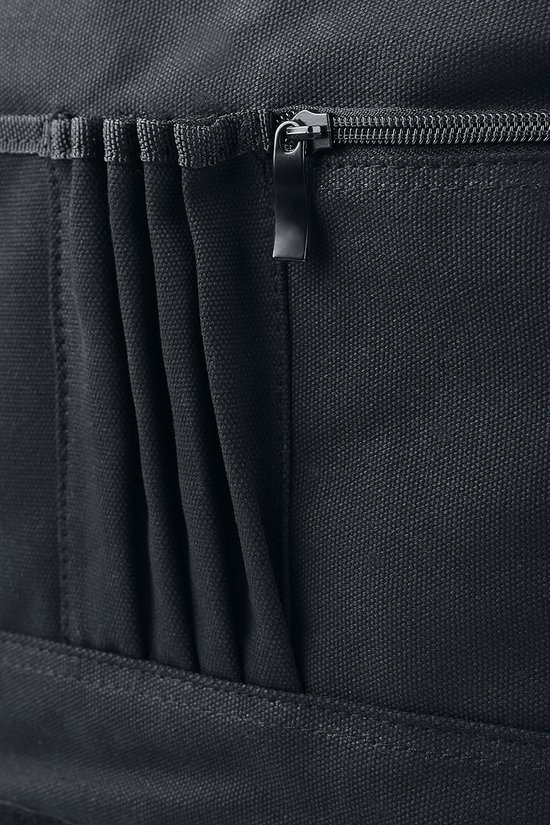 Close-up van een zwarte stoffen tas met een rits en geplooide zak.