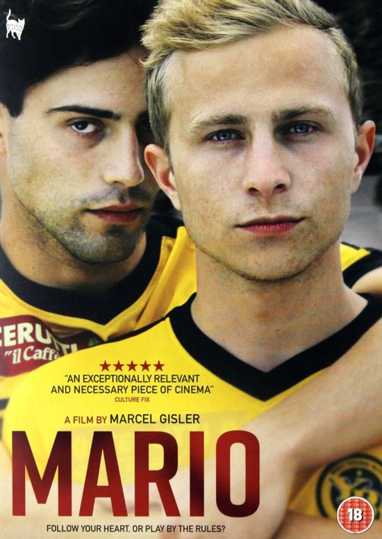 Twee mannen in gele voetbalshirts, met de titel 'MARIO' en filmrecensies.
