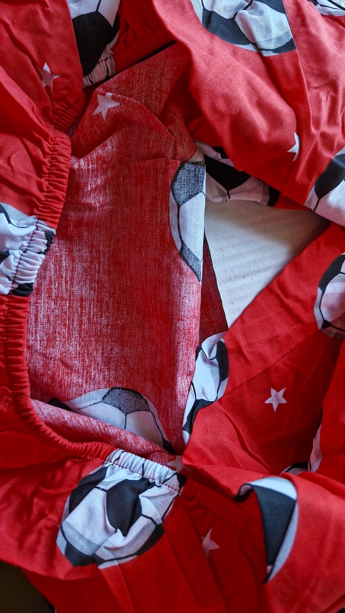 1-persoons voetbal hoeslaken rood met ballen / voetballen en kleine sterren / sterretjes incl. groen kussensloop “goal” eenpersoons 91 x 191 cm (beddengoed kinderkamer / slaapkamer)