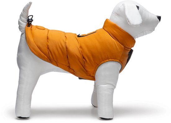 Witte hondenpop met oranje gepofte jas, zicht op de rits.