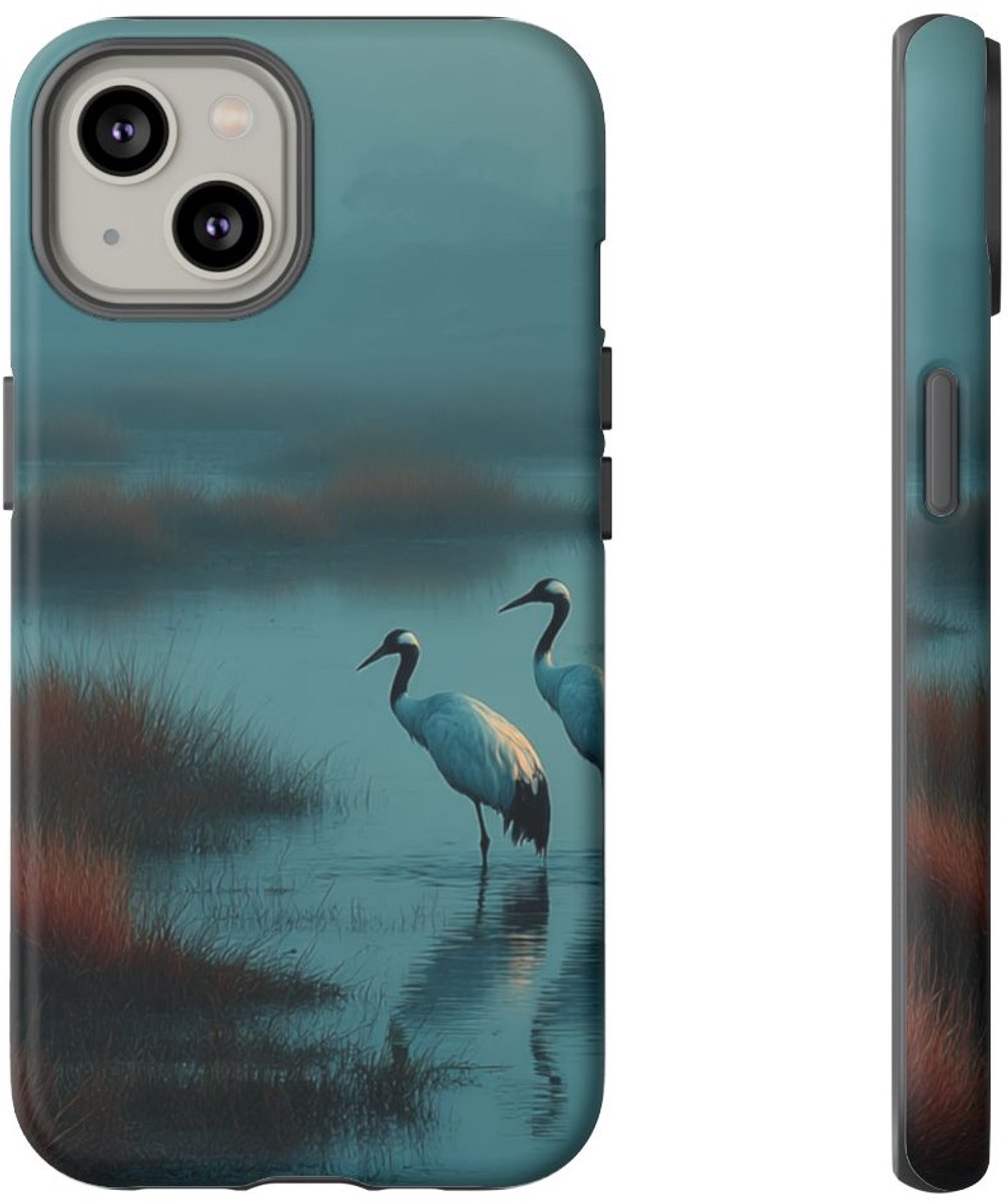 Twee Kraanvogels in Mistig Moeras – Telefoonhoesje Geschikt voor iPhone 14