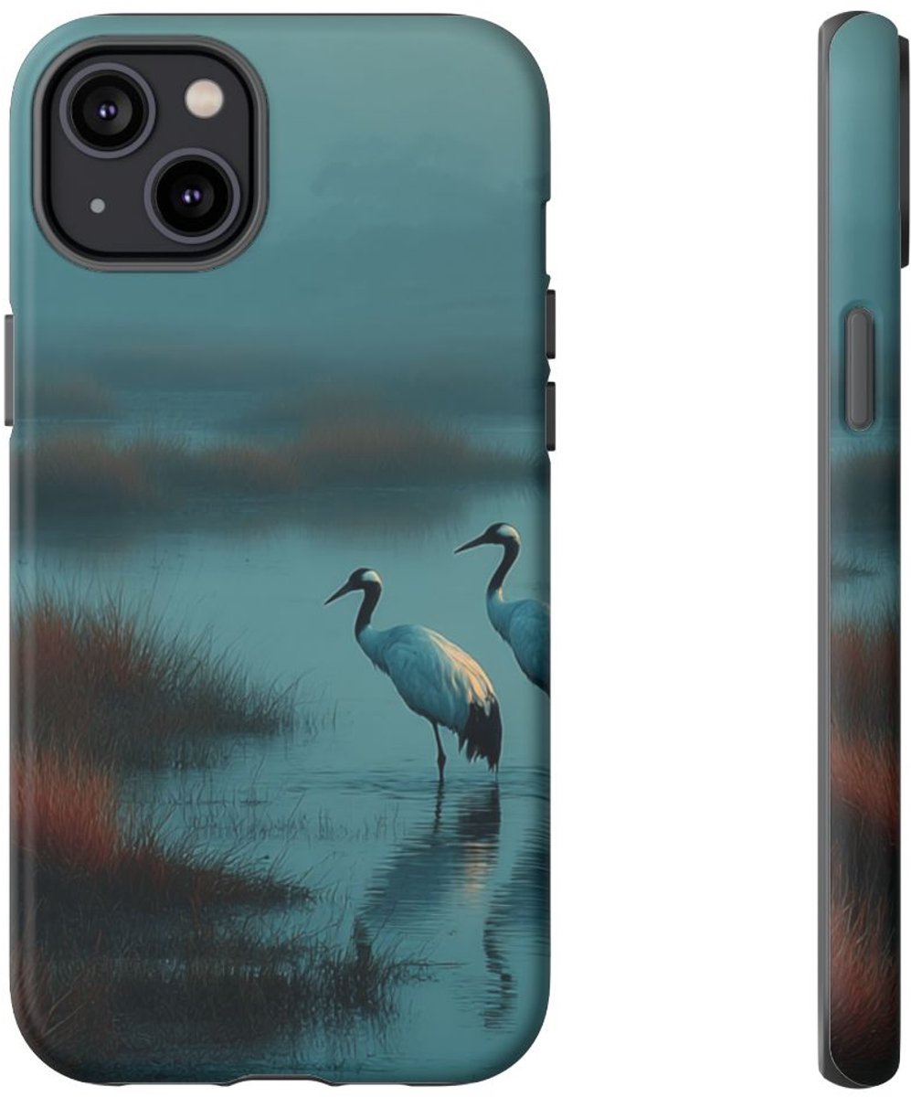 Twee Kraanvogels in Mistig Moeras – Telefoonhoesje Geschikt voor iPhone 14 Plus