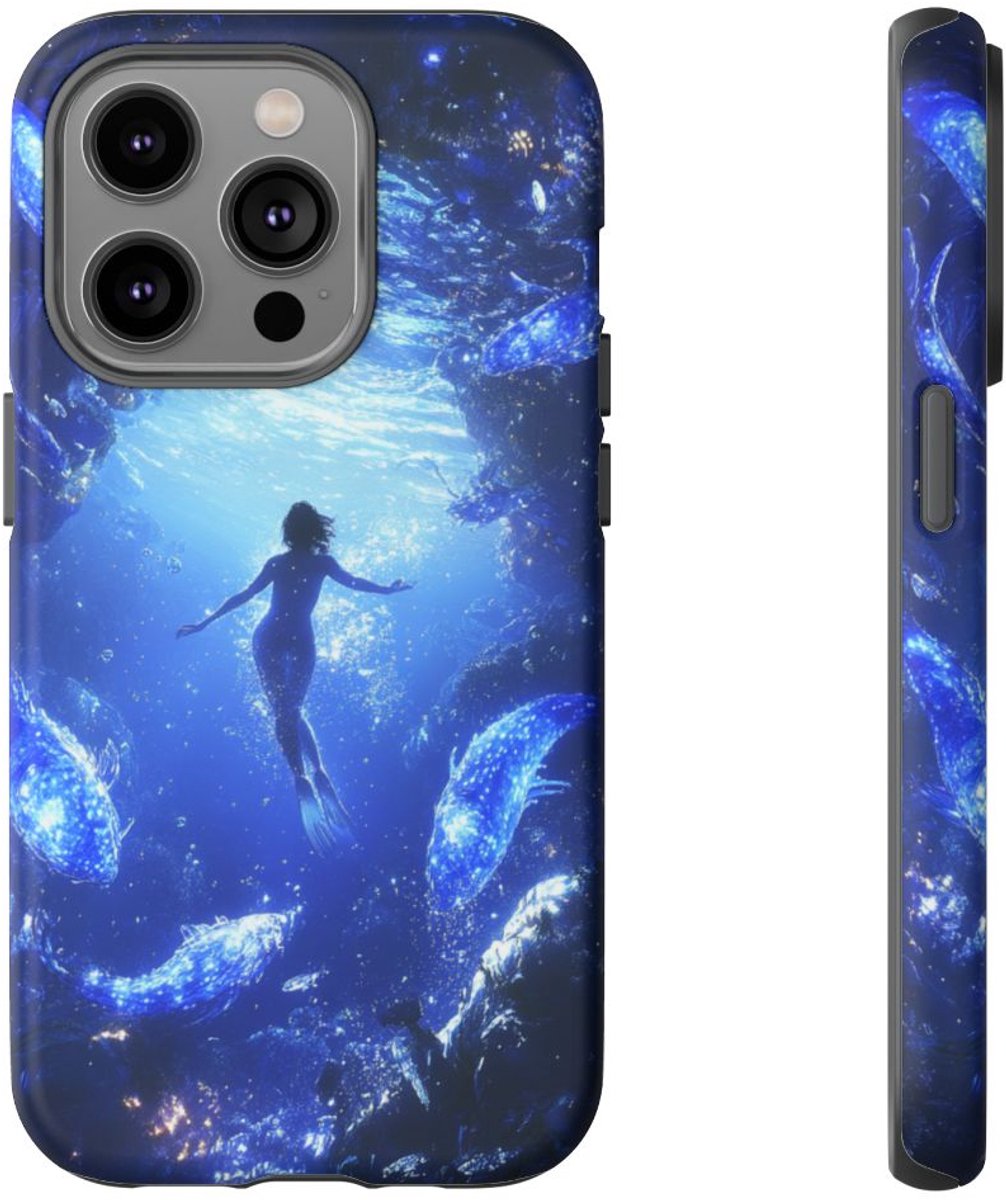 Vrouw Zwemmend met Gloeiende Vissen – Telefoonhoesje Geschikt voor iPhone 14 Pro