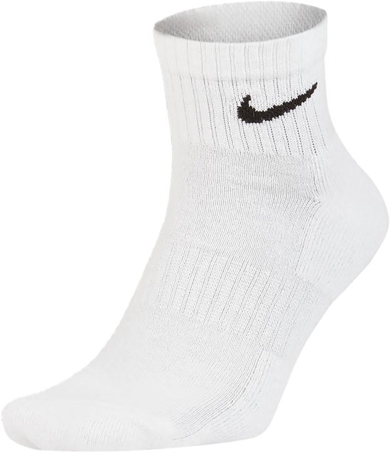Witte Nike enkelsok met zwart Nike logo.