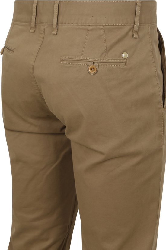 Bruine chino met knoopsluiting op de achterzak en een beige knoop.