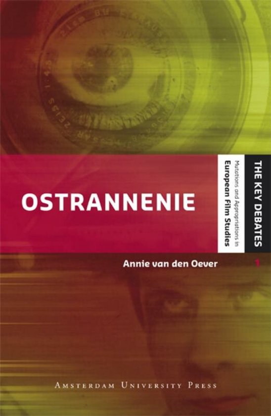 Boek 'Ostrannenie' met een close-up van een camera lens en een portret op de achtergrond. Rode band met witte titel.