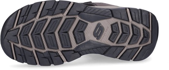 Zool van een bruine Skechers sandaal met grof profiel voor extra grip.