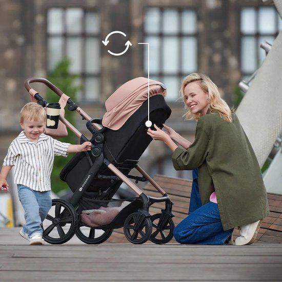 Moeder met kind bij een roze kinderwagen, buiten op een houten ondergrond.