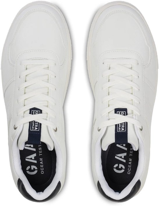 Bovenaanzicht van twee witte sneakers met navy hiel en tonglabel 'GAASTRA OCEAN TESTED'.