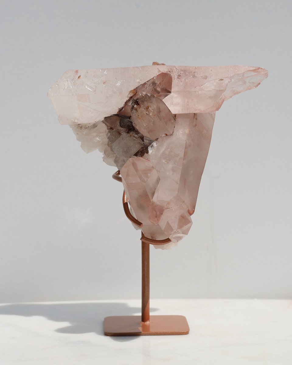 Unique Gemstones - Lithium kwarts cluster op standaard - Edelstenen en Mineralen - Kristallen - Spiritualiteit - Woondecoratie