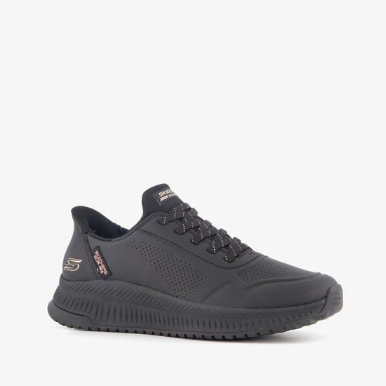 Zwarte sneaker met veters en goudkleurige logo's.