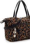 Detail van een bruine shopper met luipaardprint, zwarte handvatten en hangertjes.