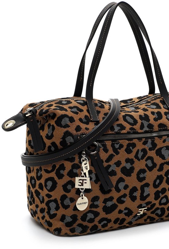 Detail van een bruine shopper met luipaardprint, zwarte handvatten en hangertjes.