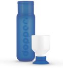 Blauwe Dopper drinkfles met witte dop en een wit bekertje met blauwe voet.