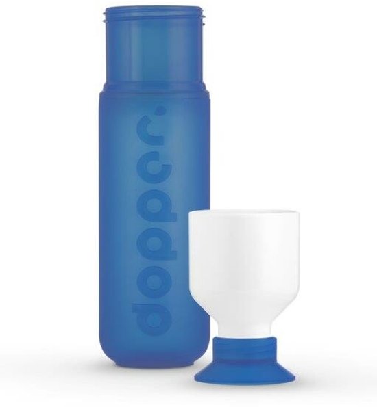 Blauwe Dopper drinkfles met witte dop en een wit bekertje met blauwe voet.