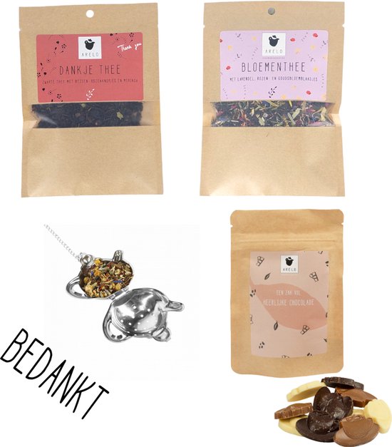 Vier bruine zakjes met thee en chocolade, een theezeefje in de vorm van een waterkoker en een ketting.