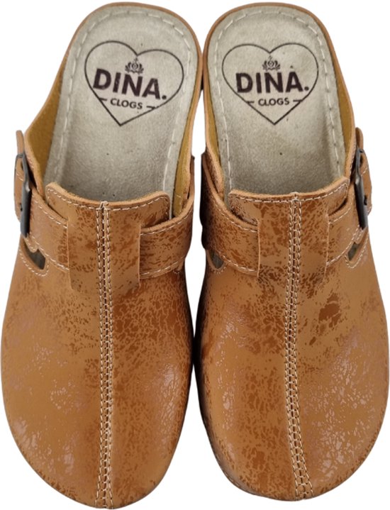 Bruine klompen met gesp en "DINA CLOGS" logo op de binnenzool.