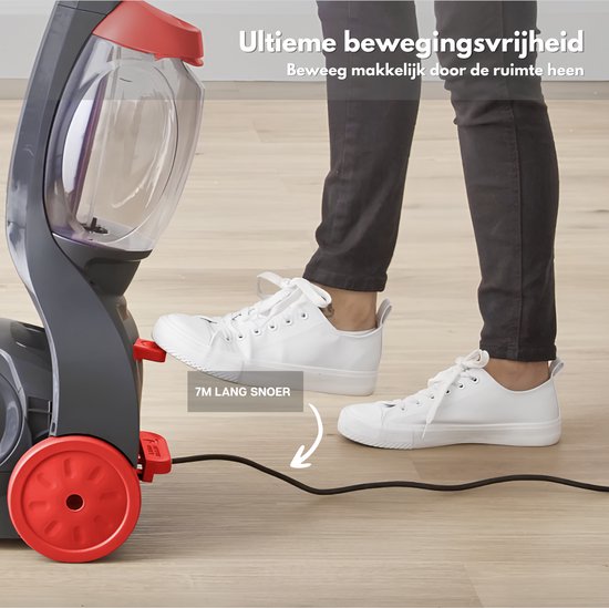 Voeten van een persoon die de grijze tapijtreiniger met rode wielen bedient, met 7m snoer.