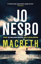 Boekomslag van Jo Nesbo's Macbeth. Een man staat op een pier met de zee en een regenachtige hemel.