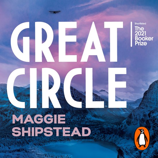 Boekomslag met de titel 'Great Circle' en 'Shortlisted The 2021 Booker Prize'. De achtergrond is een besneeuwd berglandschap met een meer.