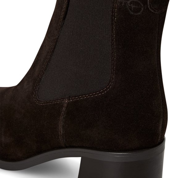 Bruine suède Chelsea boot met elastische zijkanten en een lage blokhak.