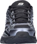 Vooraanzicht van een zwarte Skechers sneaker met zilverkleurige details en veters.