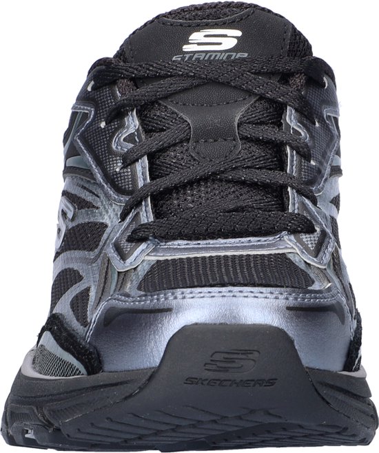 Vooraanzicht van een zwarte Skechers sneaker met zilverkleurige details en veters.