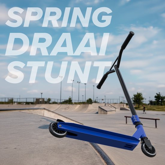 Blauwe stuntstep in skatepark. 'SPRING DRAAI STUNT' tekst.
