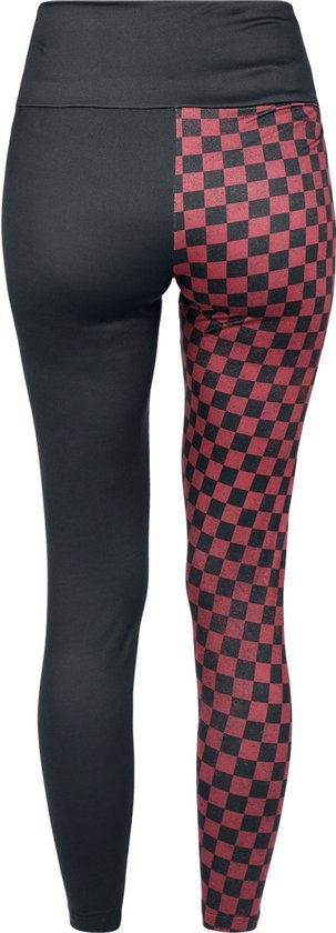 Achterkant van een legging met zwart aan één kant en rood-zwart dambord aan de andere.