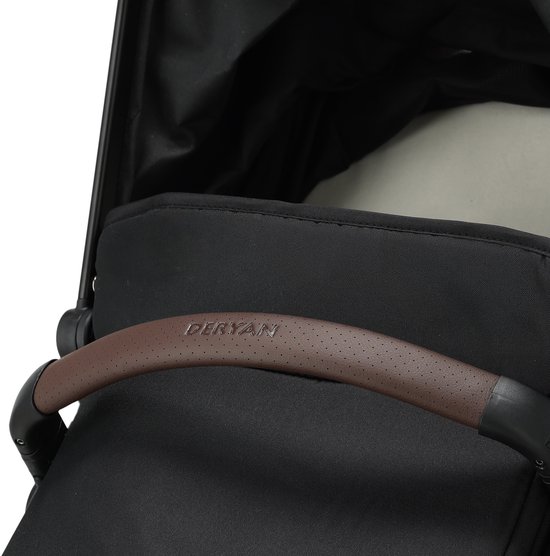 Bruine, geperforeerde Deryan duwstang op een zwarte kinderwagen.