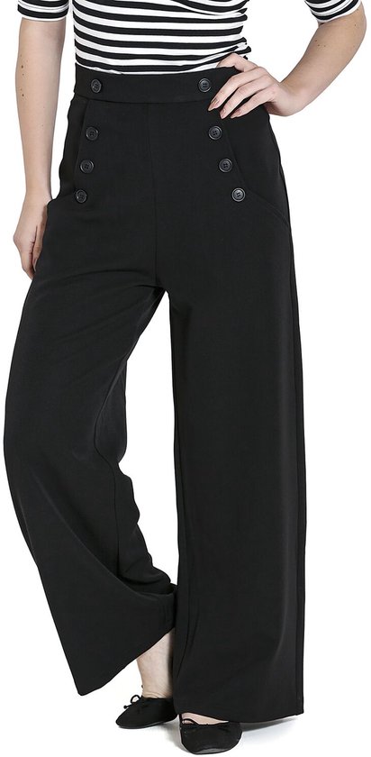 Mannequin portant un pantalon large noir taille haute avec sept boutons sur le devant et un haut rayé.