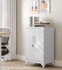 Witte metalen archiefkast met twee deuren, een slot en metalen handgrepen.