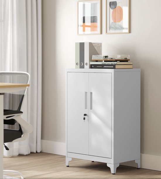 Witte metalen archiefkast met twee deuren, een slot en metalen handgrepen.