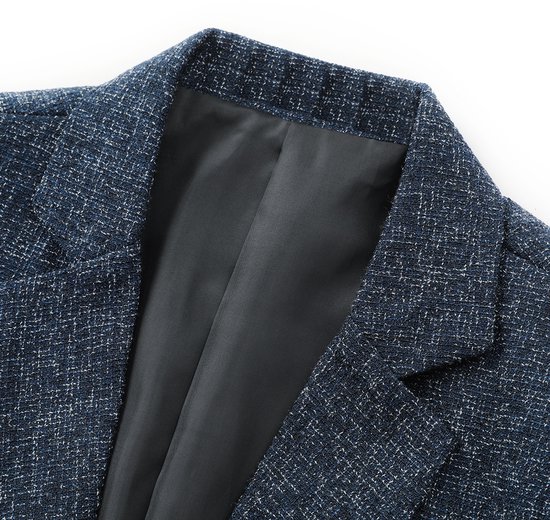 Sluiting van de nek van een donkerblauwe blazer met gemêleerde stof.